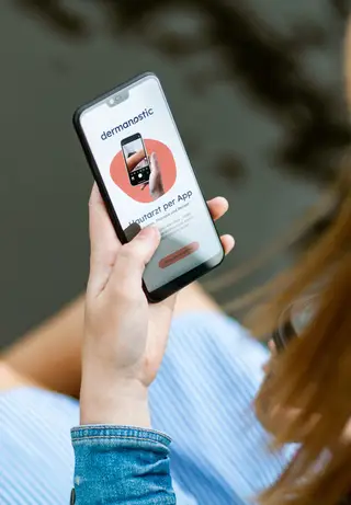 Person mit Dermanostic App Person mit Dermanostic App