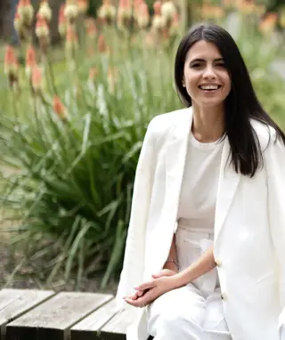 Estefania Lang vor Blumen Estefania Lang vor Blumen